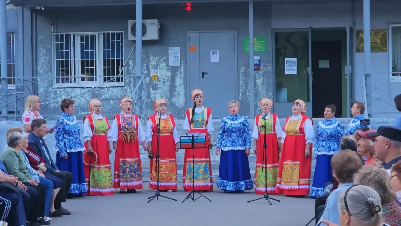 В День города артисты из Новых Выселок подарили калининцам праздничный концерт