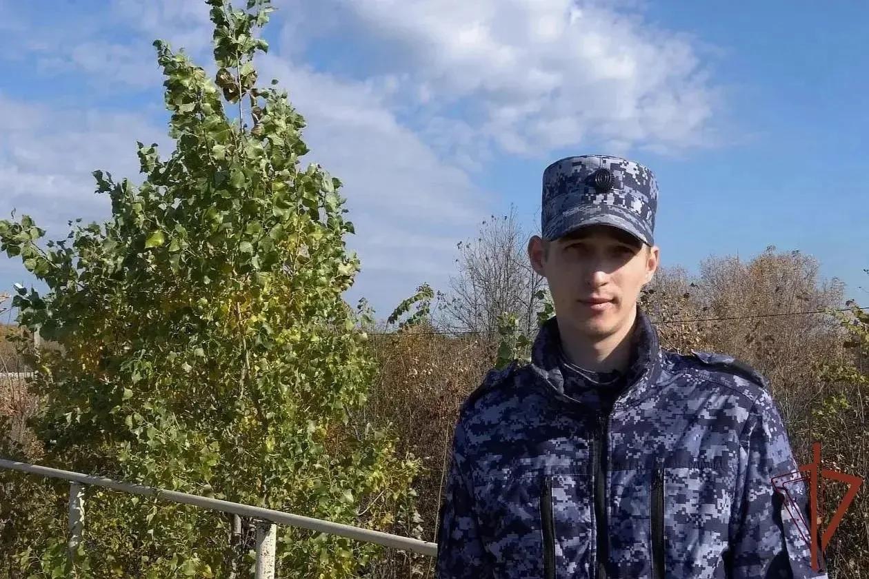 В Калининске росгвардеец спас упавшего с моста велосипедиста