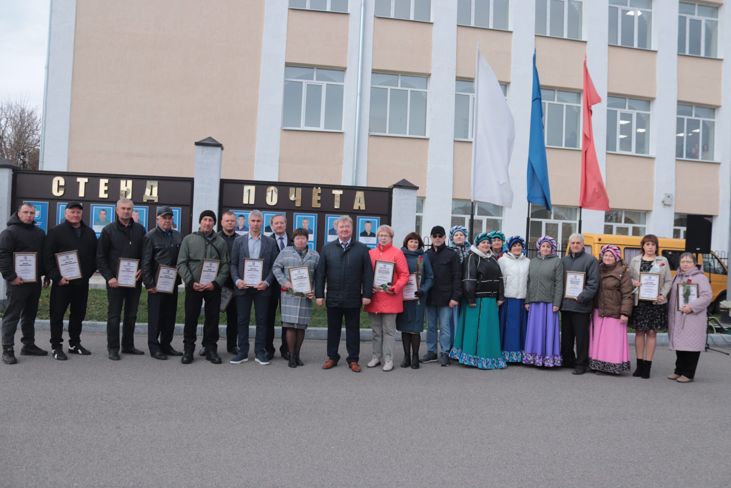 В Калининске торжественно открыли районный Стенд Почёта